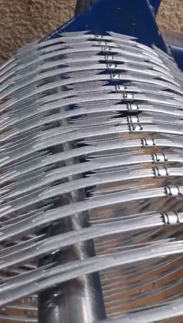 Detalhe dos clips metálicos que unem as espirais da concertina dupla clipada