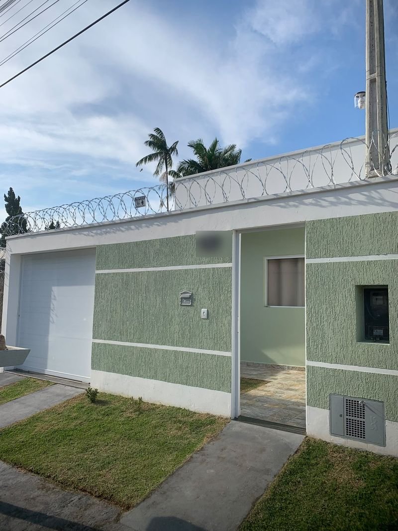 Fachada de residência com concertina instalada sobre o muro frontal